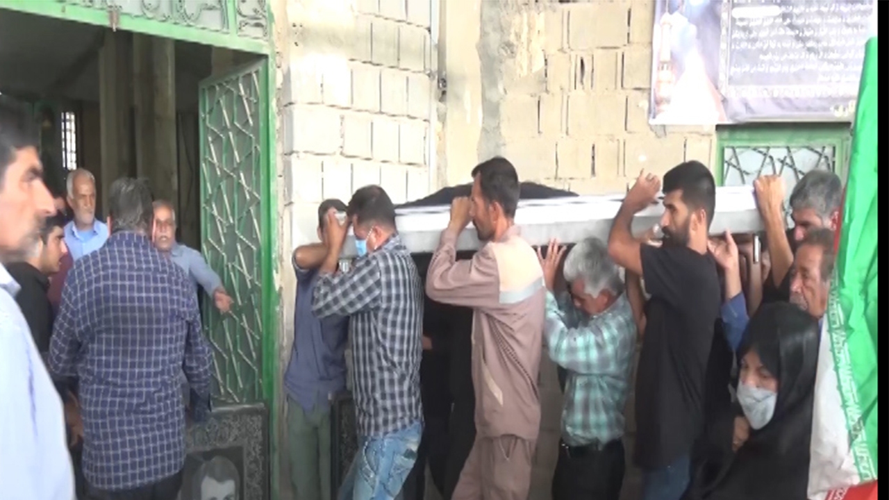 تشییع پیکر ۲ قربانی سیل اخیر در نی ریز