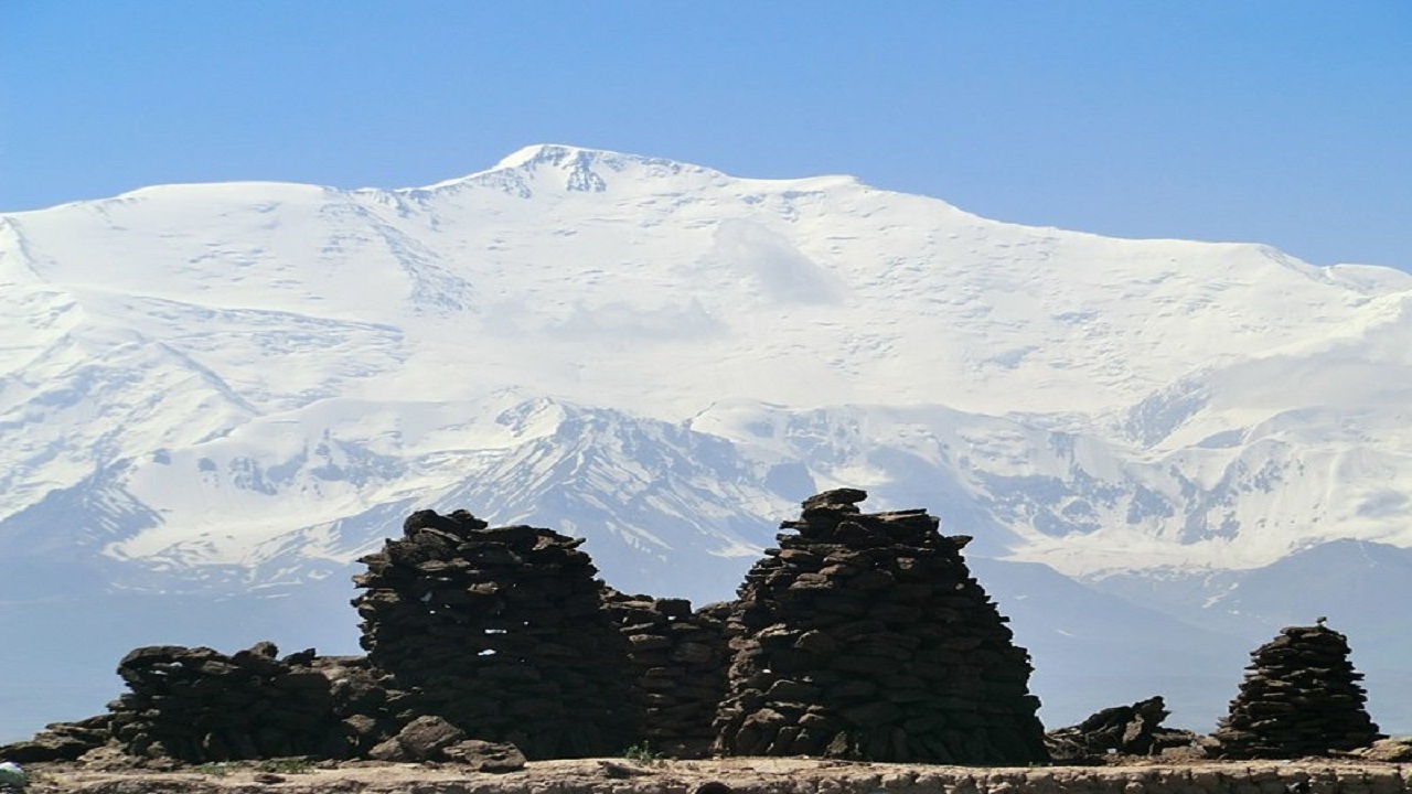 کوهنوردان همدانی قله ابن سینا(لنین) قرقیزستان را فتح کردند