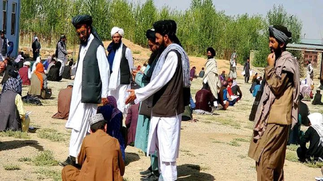 بازدید رئیس آموزش و پرورش طالبان در غور از جریان امتحان یک مدرسه ای دینی