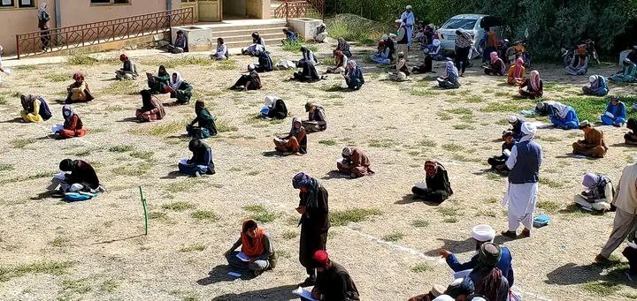 بازدید رئیس آموزش و پرورش طالبان در غور از جریان امتحان یک مدرسه ای دینی