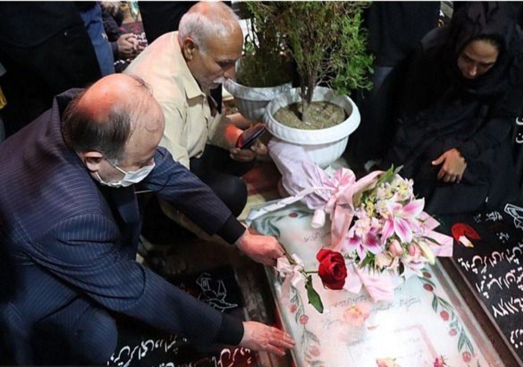 ادای احترام نماینده وزیر بهداشت در سفر رییس جمهور به مقام شامخ شهدا
