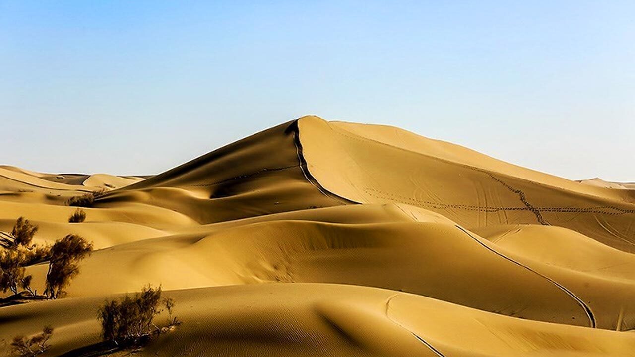 فیلمی از زیبایی‌های کویر ورزنه ایران