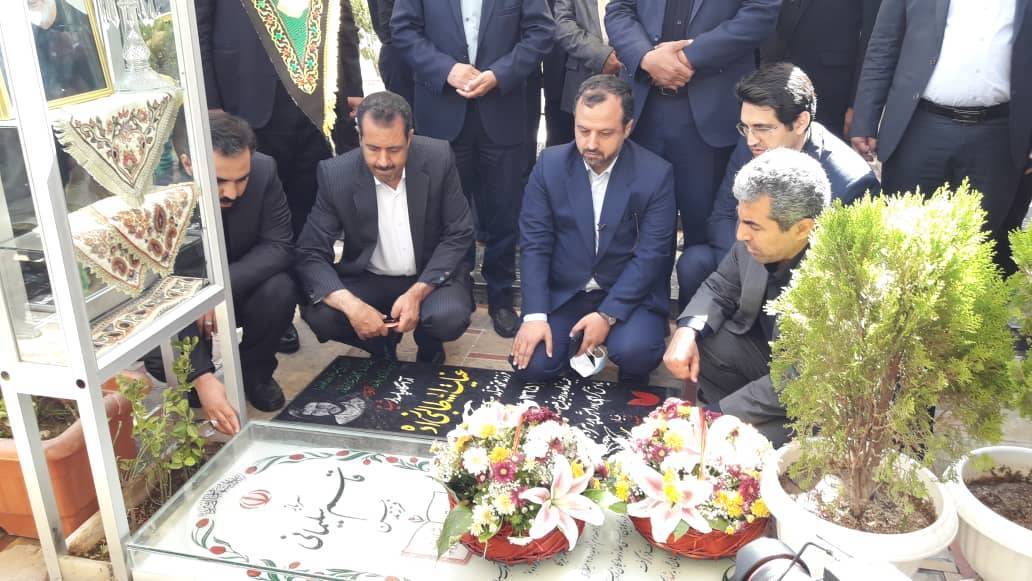 ادای احترام وزیر امور اقتصادی و امور دارایی به شهید سلیمانی