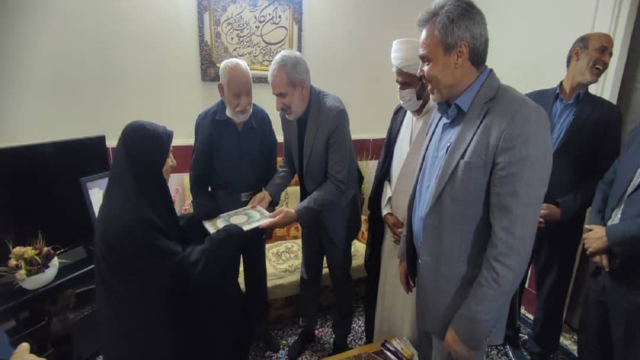 دیدار وزیر آموزش و پرورش با خانواده شهیدان دانش آموز