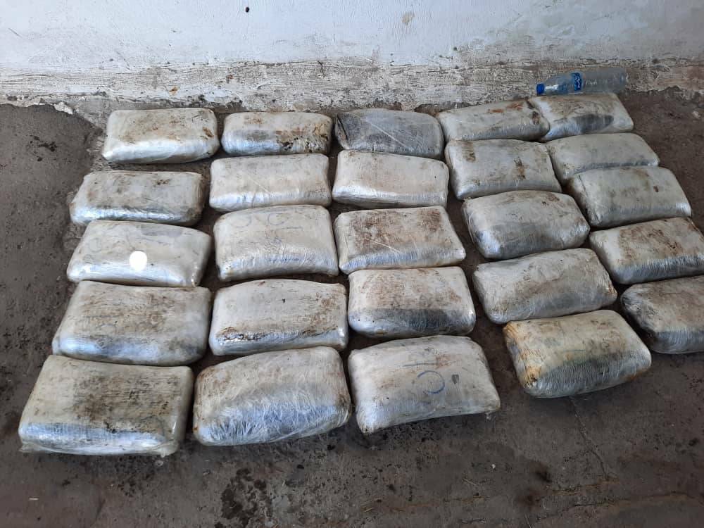 کشف بیش از ۱۲۳ کیلو تریاک از وانت نیسان در سیرجان