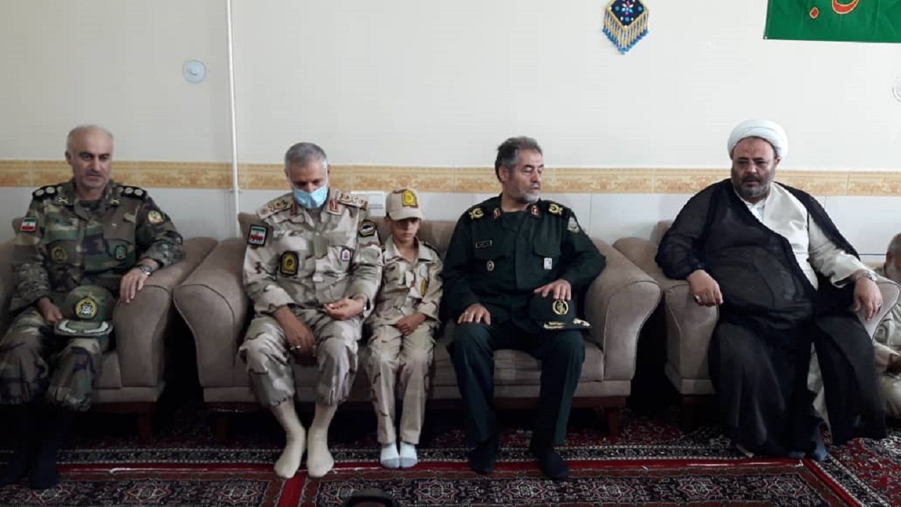 دیدار فرمانده مرزبانی ناجا با خانواده شهید محمدی نسب