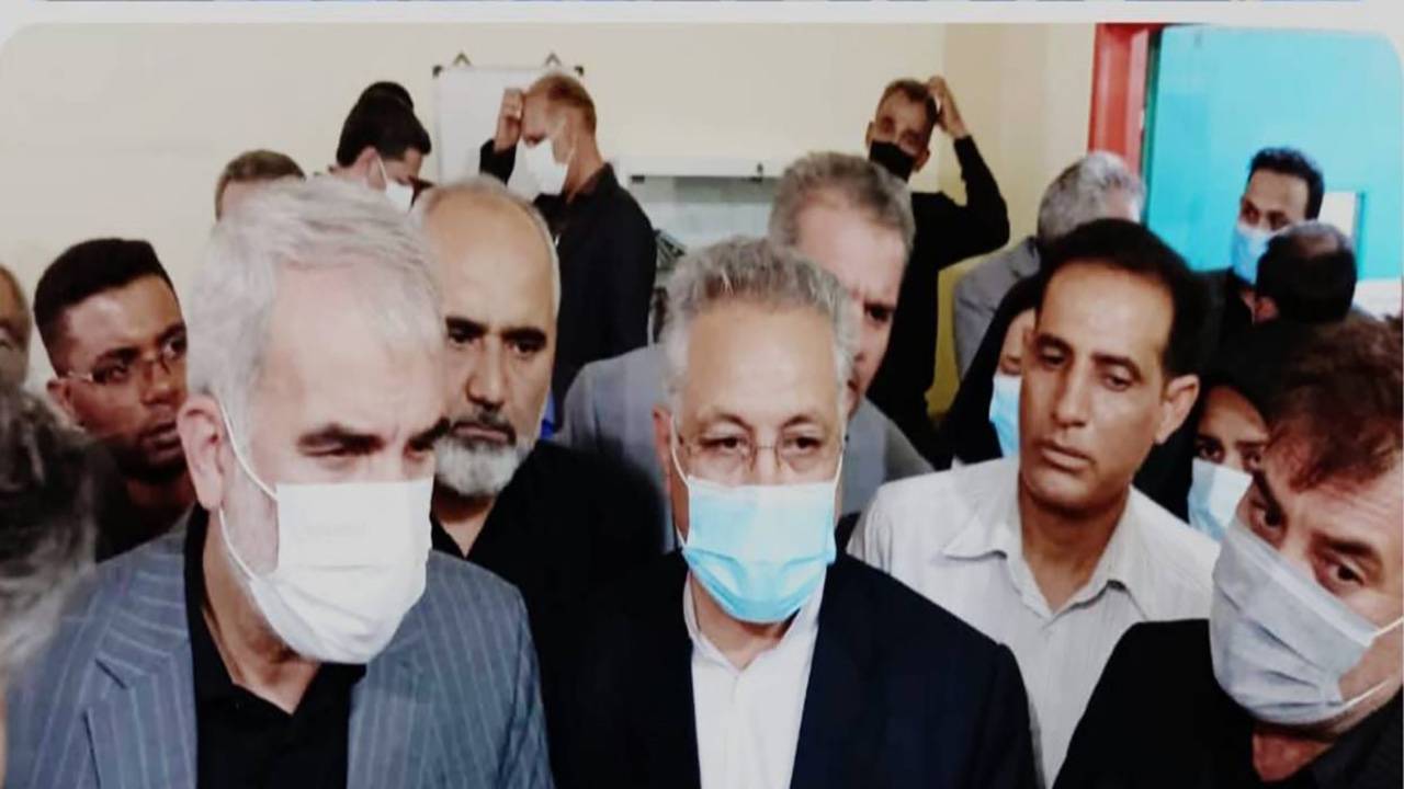 وزیر آموزش و پرورش کنار میز خدمت شهرستان جیرفت حاضر شد