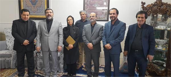 وزیر ارشاد در منزل هنرمند کرمانی