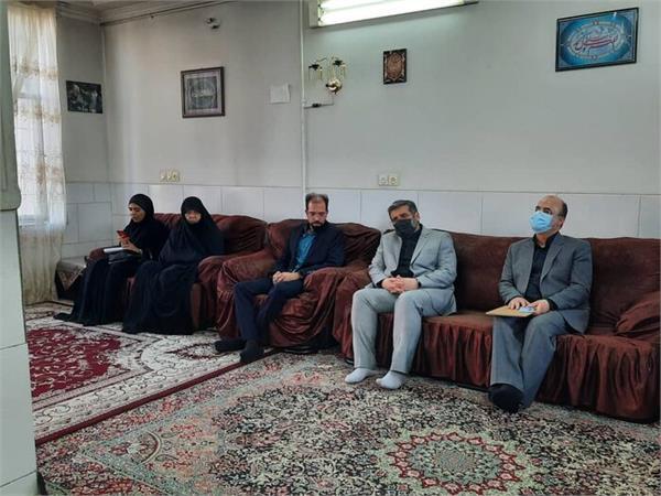 دیدار وزیر ارشاد با خانواده شهدا
