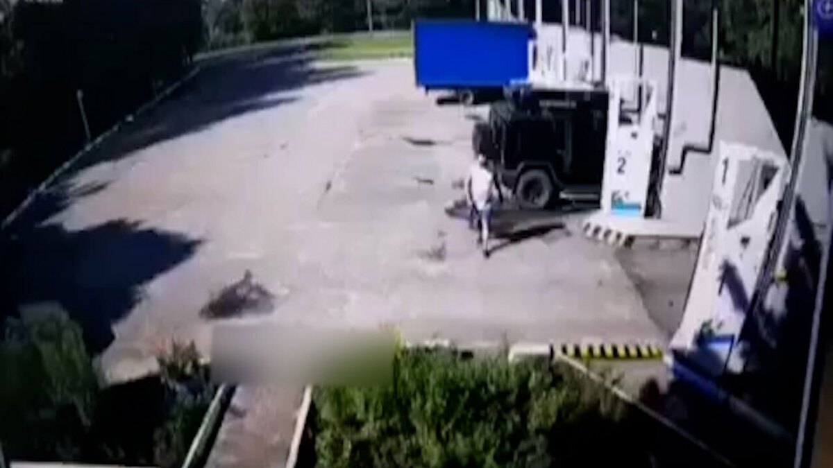 سبقت ناگهانی تریلی موجب تصادف شد + فیلم