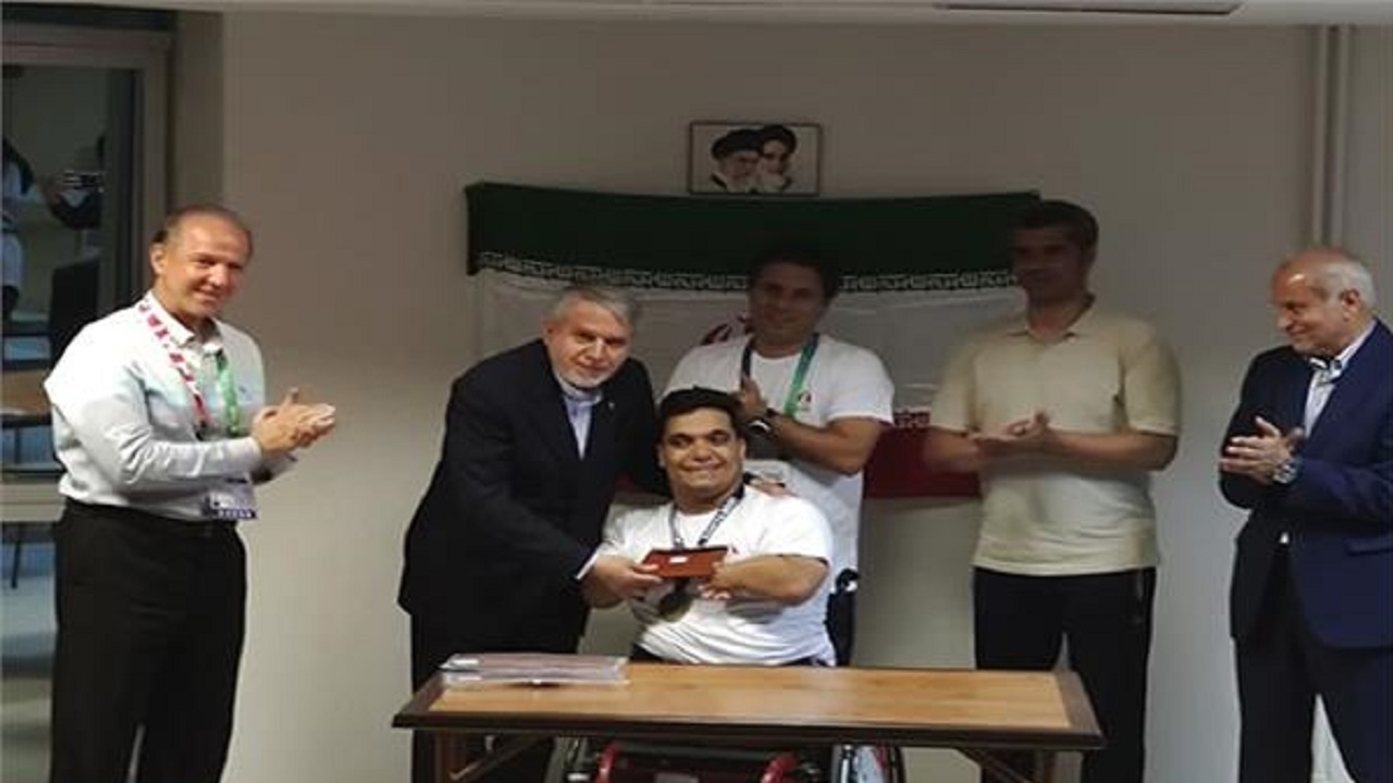 پاداش مدال آوران پاراشنا اهدا شد