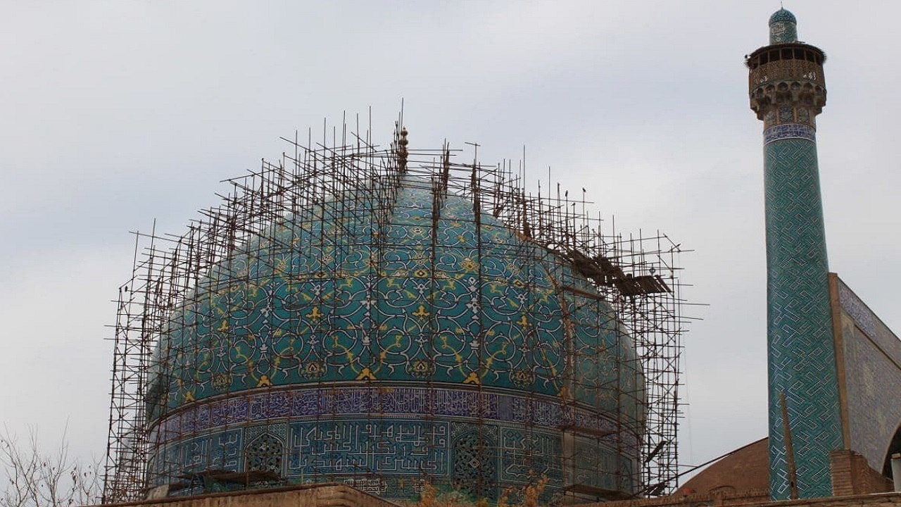 بارِ سنگین داربستِ مرمت بر پیکر گنبد مسجد امام