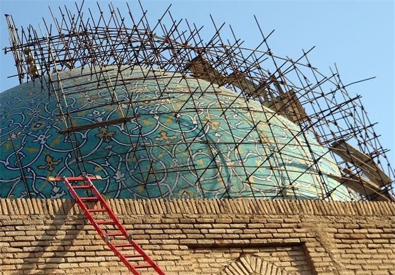 بارِ سنگین داربستِ مرمت بر پیکر گنبد مسجد امام