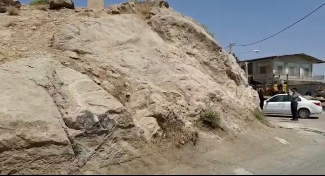 گردشگران در مسیر بنای ساسانی نیاسر