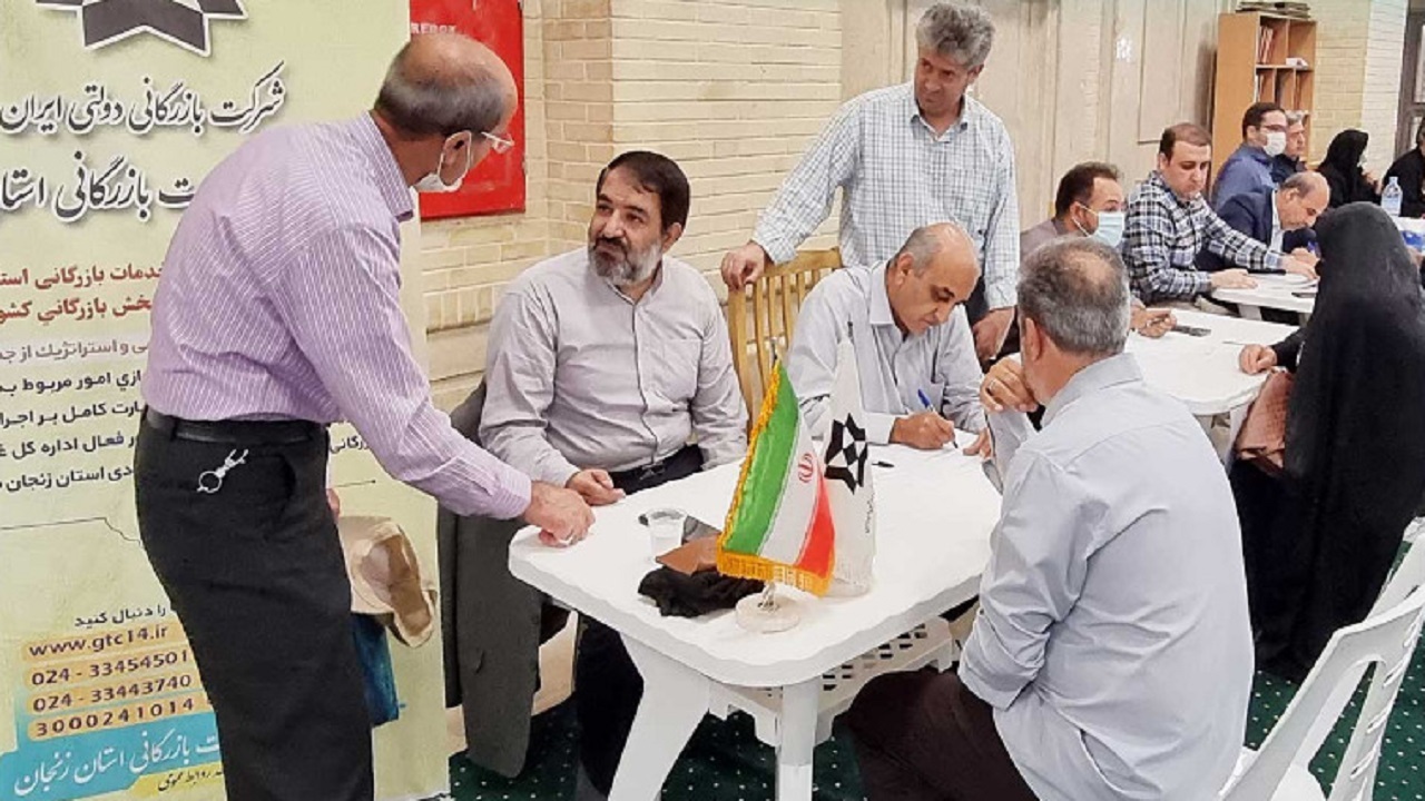 برپایی میز خدمت در مصلای نماز جمعه زنجان