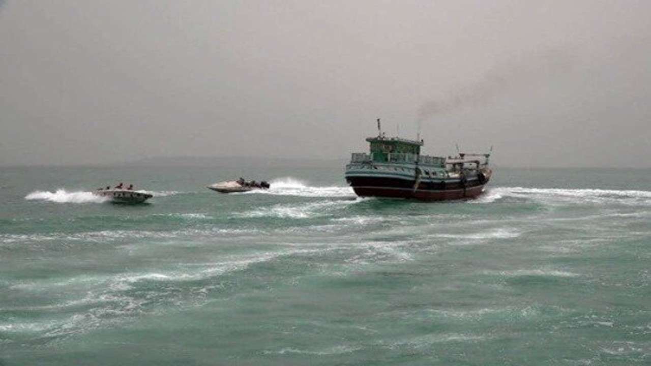 نیروی دریایی سپاه شناور حامل سوخت قاچاق در آب‌های خلیج فارس را توقیف کرد