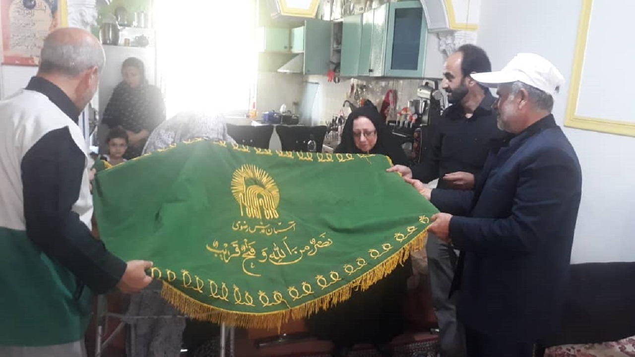 دیدار با خانواده تنها شهید گیلانی حرم مطهر رضوی