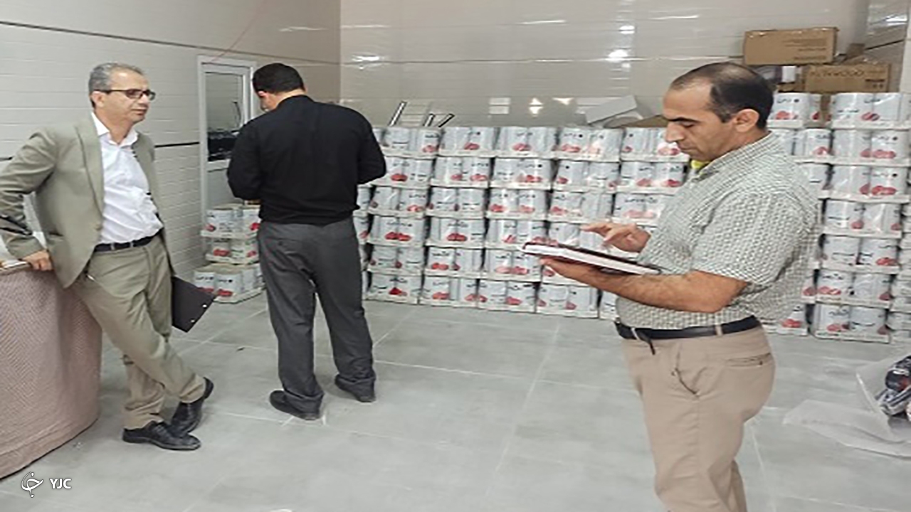 ۴.۵ تن انواع مواد غذایی فاسد در مهاباد کشف و ضبط شد