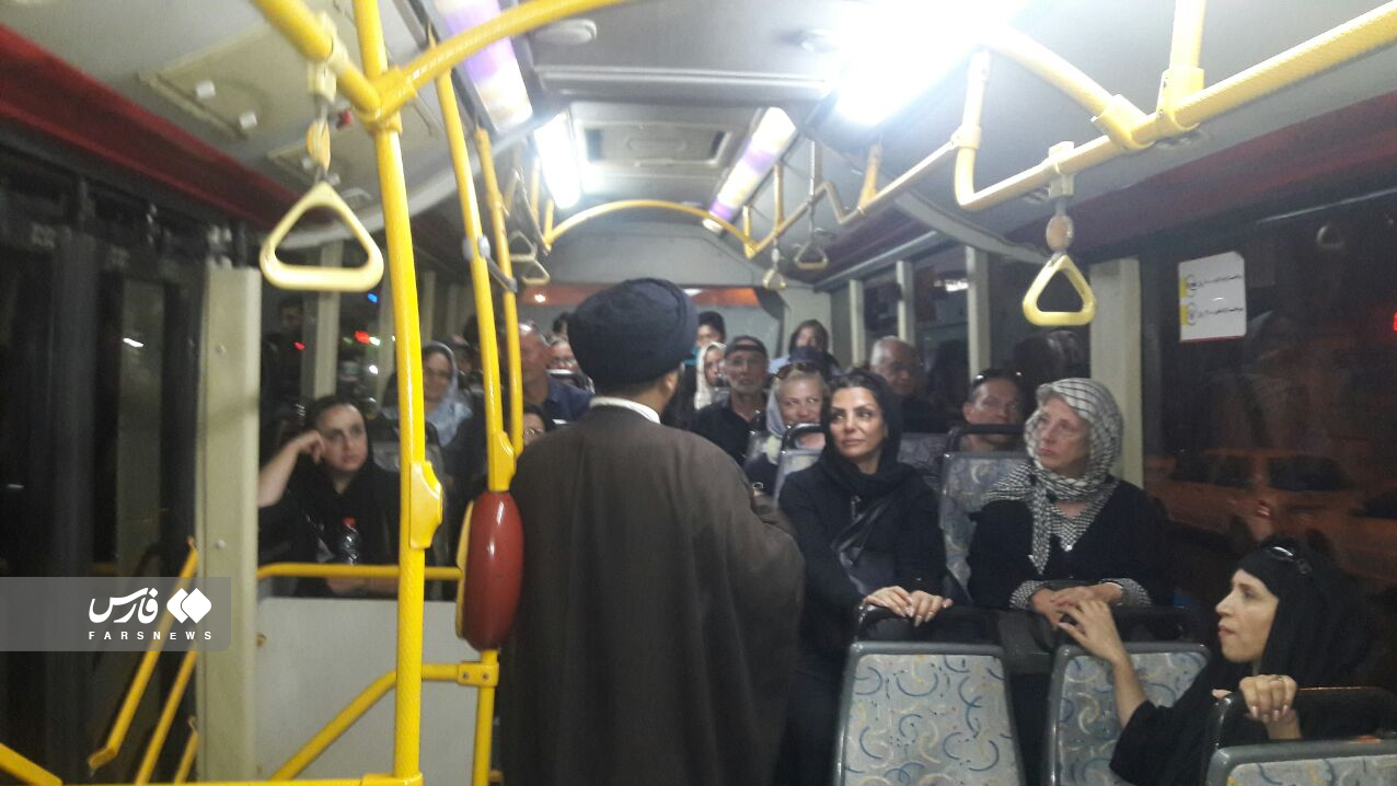 مترجمان در حال راهنمایی توریست ها