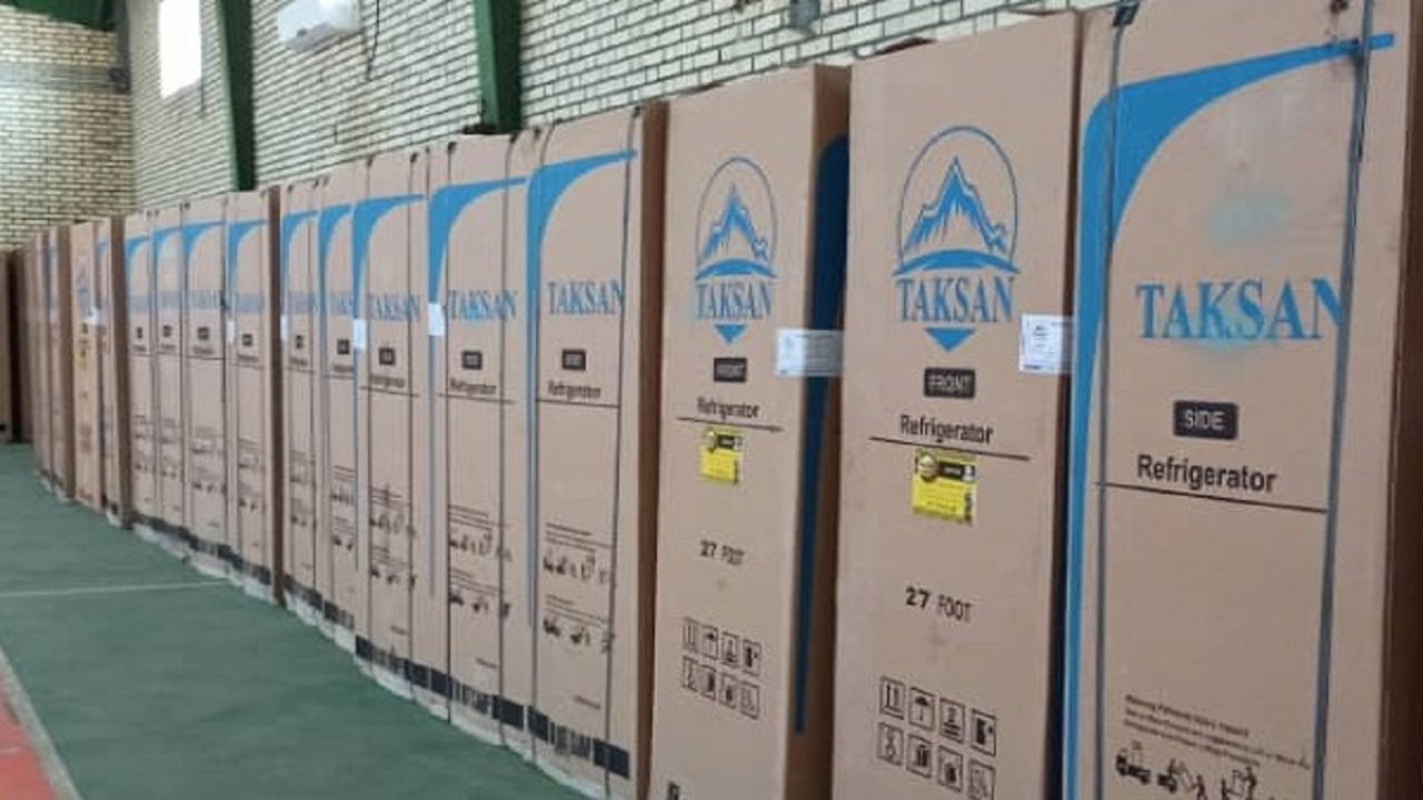توزیع ۹۴ دستگاه یخچال و کولر بین خانواده های نیازمند بندرلنگه