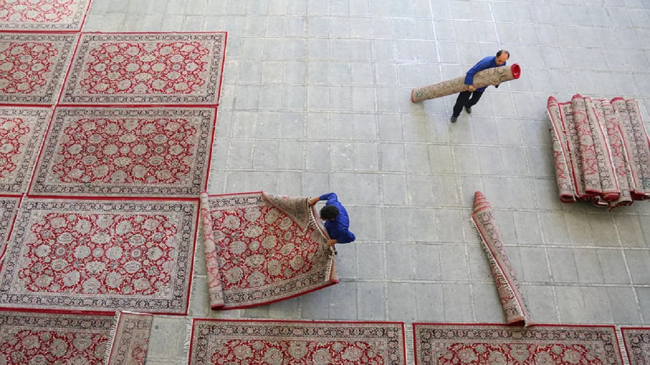 پهن شدن روزانه ۸۵۰ تخته فرش قرمز زیر پای زائران حرم حضرت معصومه(س) +تصاویر
