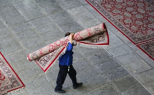 پهن شدن روزانه ۸۵۰ تخته فرش قرمز زیر پای زائران حرم حضرت معصومه(س) +تصاویر