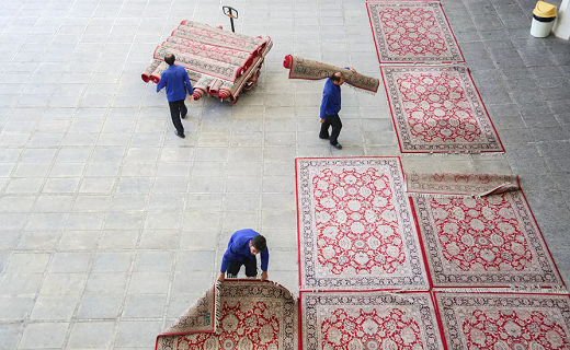 پهن شدن روزانه ۸۵۰ تخته فرش قرمز زیر پای زائران حرم حضرت معصومه(س) +تصاویر
