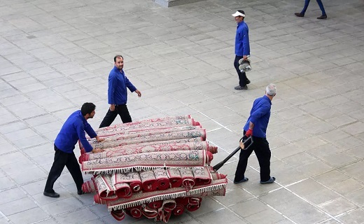 پهن شدن روزانه ۸۵۰ تخته فرش قرمز زیر پای زائران حرم حضرت معصومه(س) +تصاویر