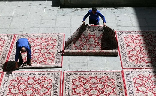 پهن شدن روزانه ۸۵۰ تخته فرش قرمز زیر پای زائران حرم حضرت معصومه(س) +تصاویر