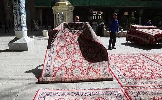 پهن شدن روزانه ۸۵۰ تخته فرش قرمز زیر پای زائران حرم حضرت معصومه(س) +تصاویر