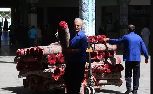 پهن شدن روزانه ۸۵۰ تخته فرش قرمز زیر پای زائران حرم حضرت معصومه(س) +تصاویر