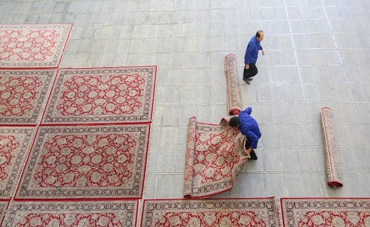 پهن شدن روزانه ۸۵۰ تخته فرش قرمز زیر پای زائران حرم حضرت معصومه(س) +تصاویر