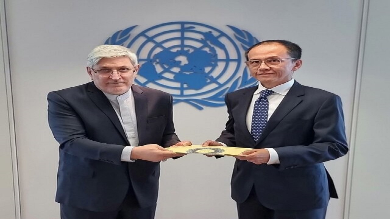 نذیری‌اصل اعتبارنامه‌اش را به معاون مدیرکل سازمان ملل در وین تقدیم کرد