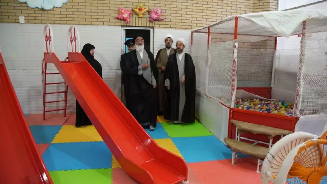 بازدید آیت الله سعیدی از ارائه خدمات فرهنگی ویژه بانوان در حرم بانوی کرامت