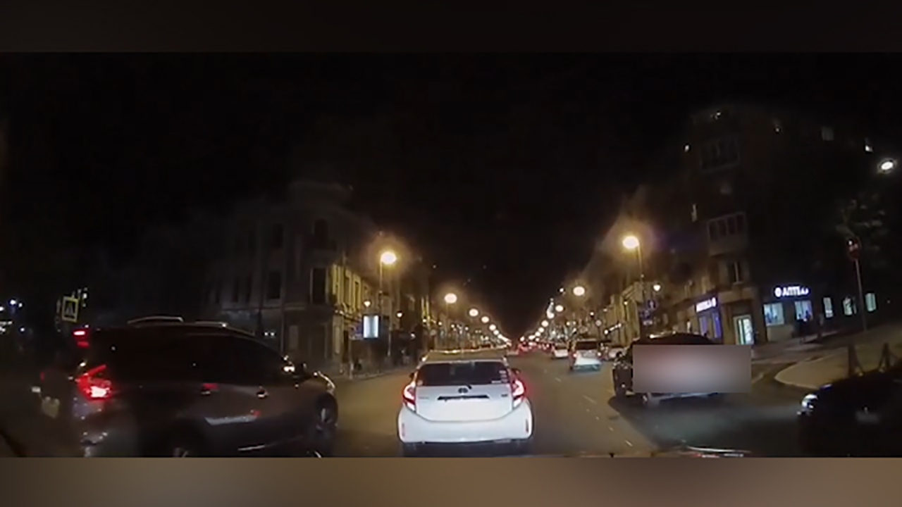 تصادف یک اتومبیل هنگام گردش به چپ + فیلم