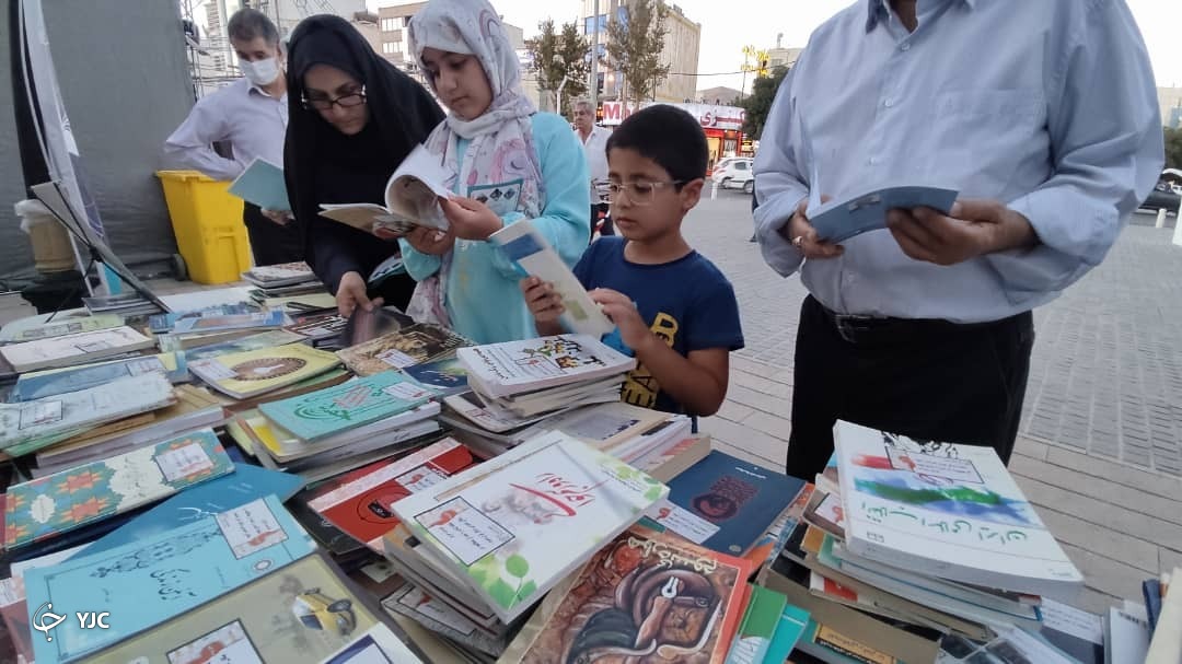 توزیع ۷۰۰ جلد کتاب بین شهروندان شیرازی