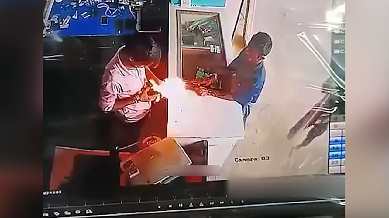 آتش گرفتن گوشی همراه در دستان تعمیرکار + فیلم