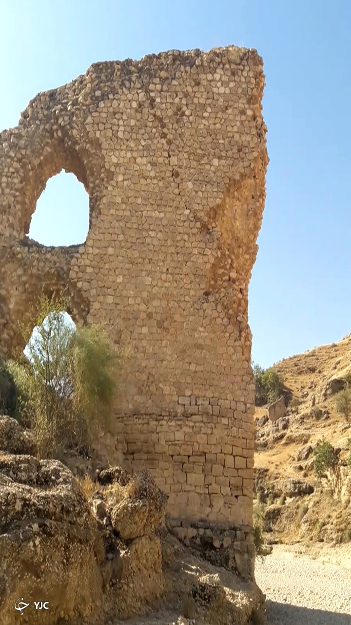 محل ترک خوردگی مقطع پل اشکسته از نمای جداره غربی