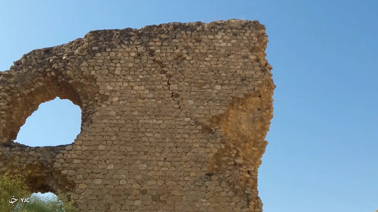 محل ترک خوردگی مقطع پل اشکسته از نمای جداره غربی