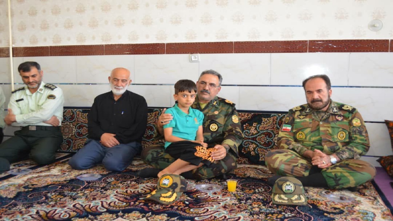 دیدار فرمانده لشکر ۱۶ زرهی قزوین با خانواده شهید محمدی نسب