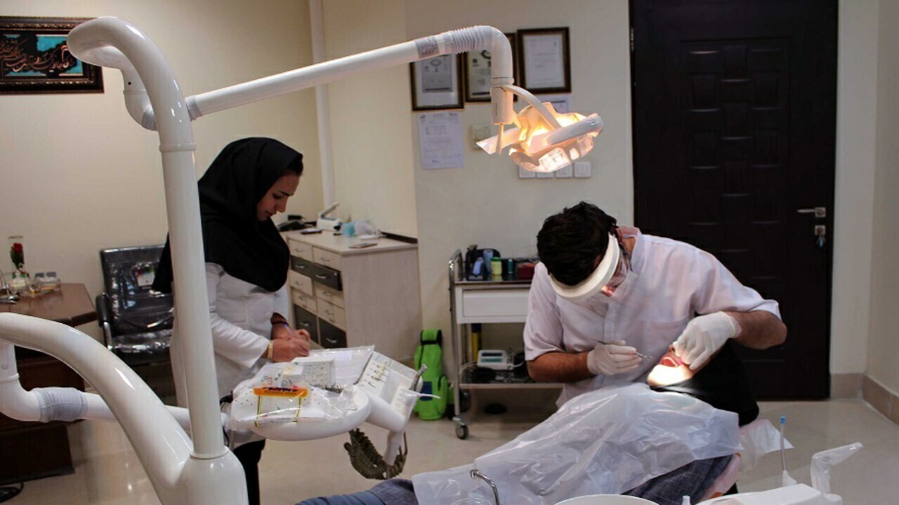 ارائه خدمات دندانپزشکی با تعرفه دولتی در مرکز دندانپزشکی سلامت قم