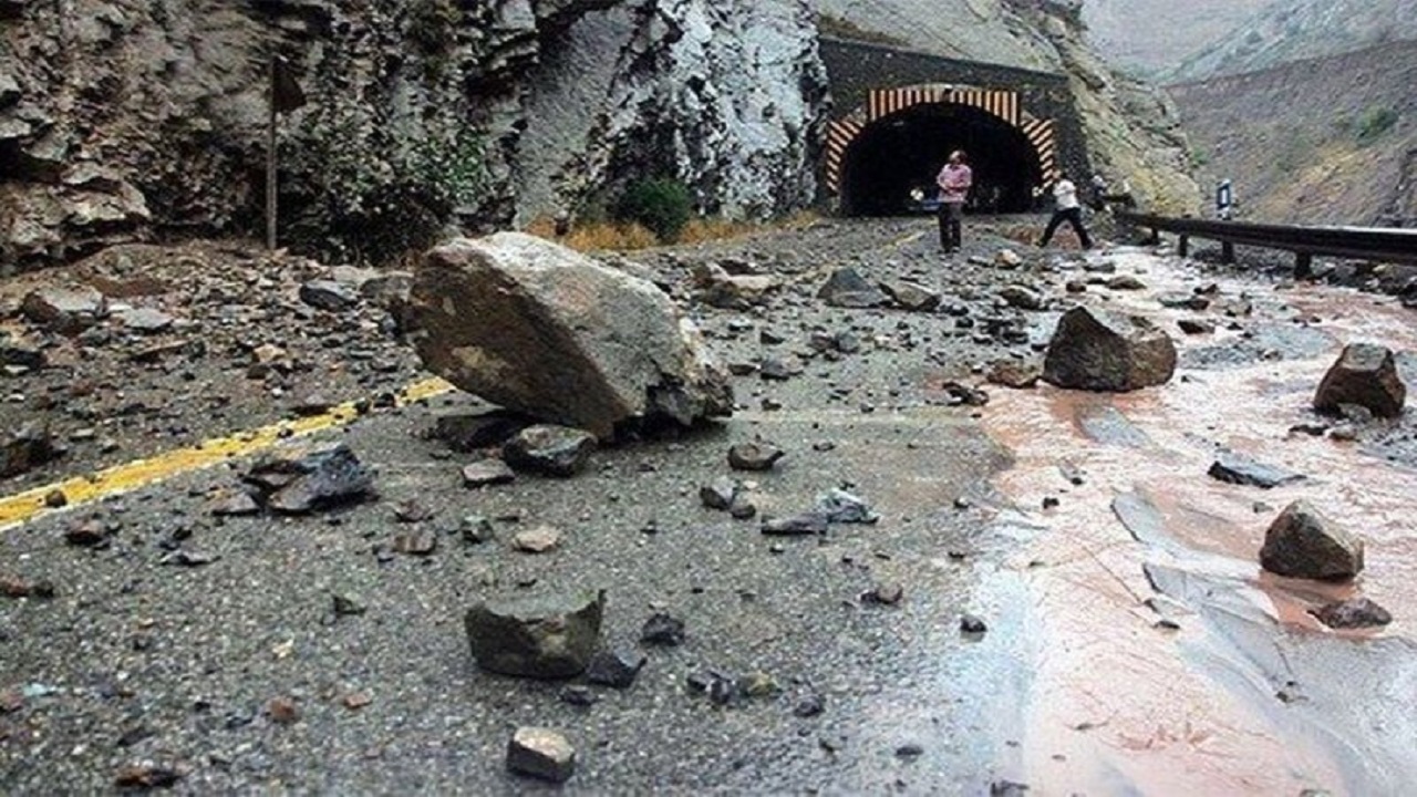 ریزش کوه در مسیر سرباز به ایرانشهر