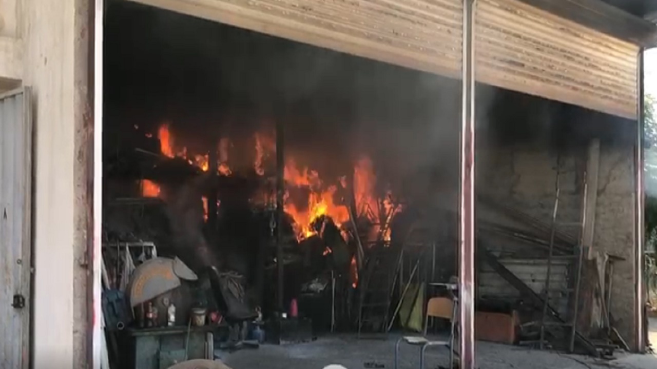 مهار آتش سوزی تعمیرگاه در جاده جویبار
