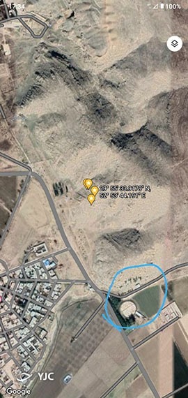 این محل مکان یک منبع آب دیگر دایره ای شکل که می شد با رعایت الزامات در دامنه کوه که پشت به منظر تخت جمشید است را منبع آب ایجاد کرد و هیچ آسیبی هم به حریم و کوه مهر نمی رسید و روشن نیست که چرا این مکان پیشنهاد نشده است