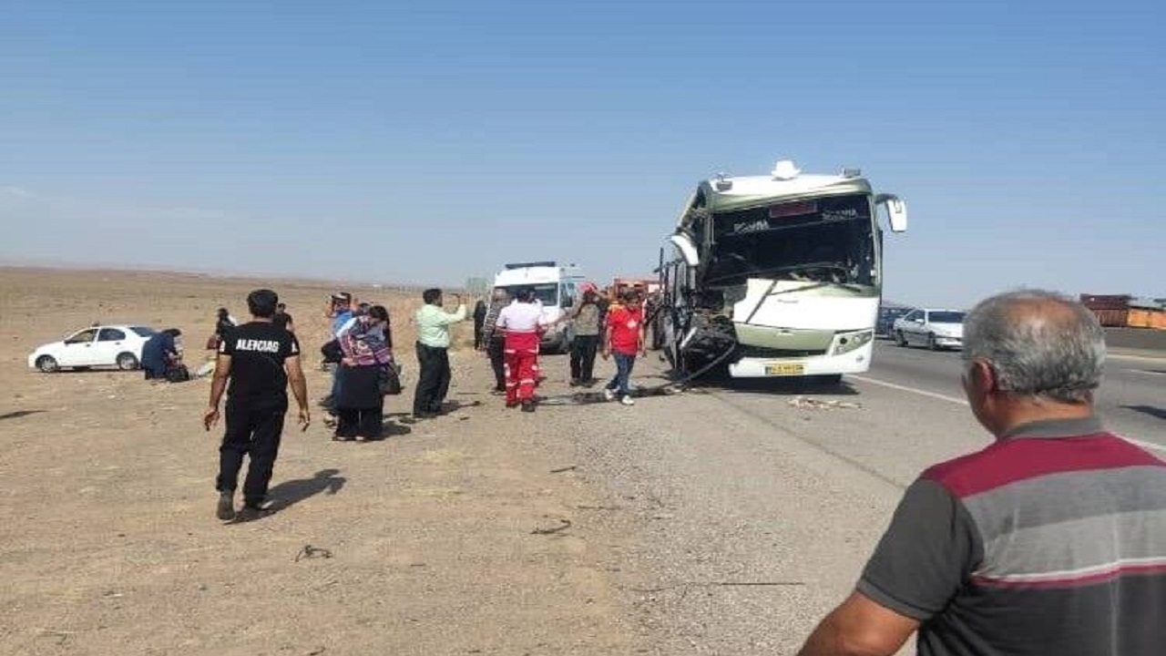برخورد اتوبوس با تریلر در آزاد راه ساوه-تهران ۴۲ مصدوم برجای گذاشت