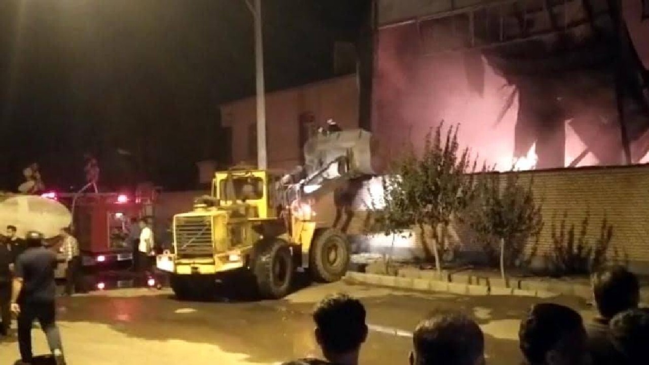 آتش‌سوزی گسترده در شهرک فرش آران و بیدگل+ فیلم