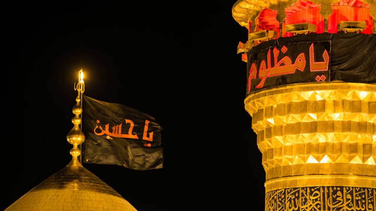 آماده سازی پرچم عزا برای حرم امام حسین (ع) در آستانه ماه محرم + فیلم