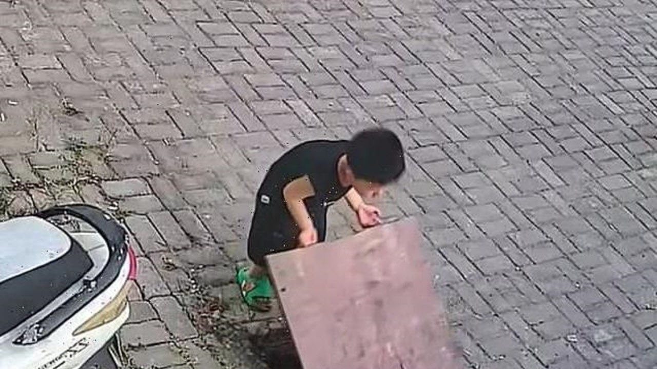 نجات کودک سقوط کرده به مخزن فاضلاب توسط مادرش + فیلم