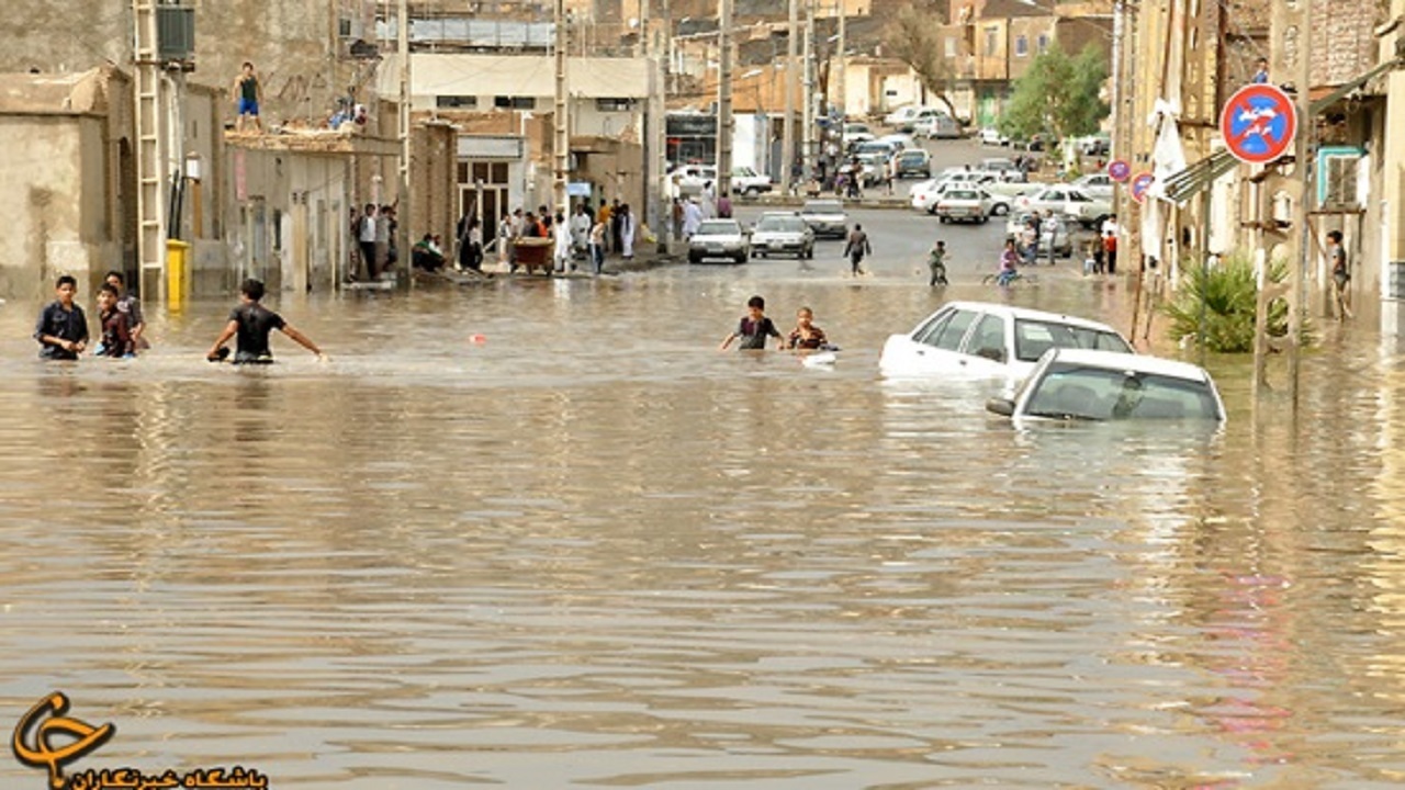 تلاش برای نجات کودک گرفتار سیلاب در زاهدان
