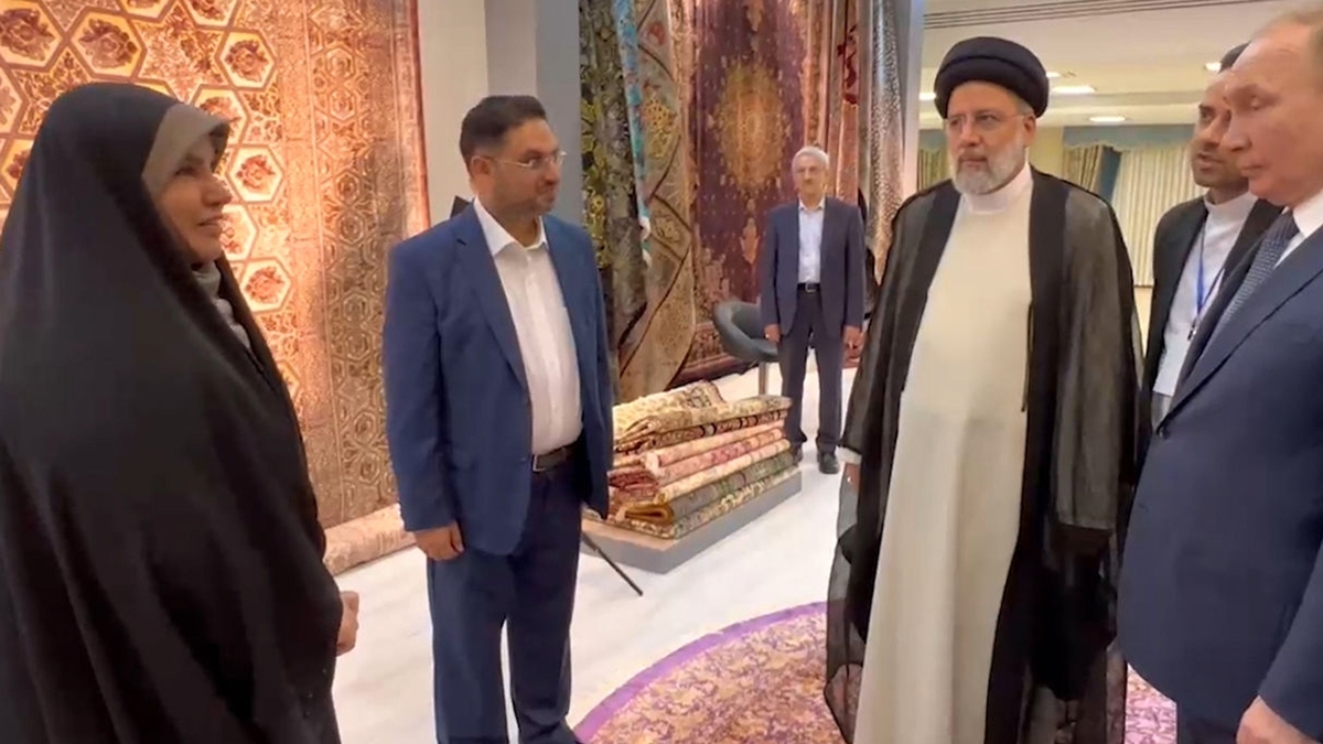 آیین‌های جالب زنان قشقایی در هنگام قالی بافی + فیلم